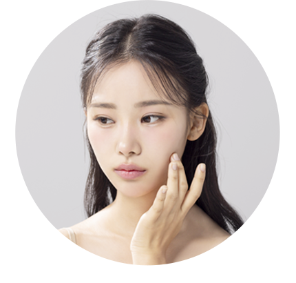 피부에 손을 대고 있는 여성의 모습