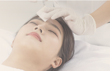 미백 레이저 시술을 받는 모습