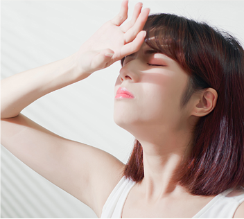 면역력 저하를 표현하는 여성 이미지