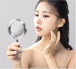 스킨케어 제품을 확인하는 여성